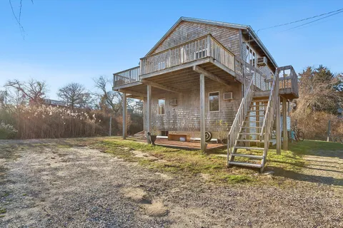 $1,400,000 | 17 West West Lake Drive, Montauk, NY 11954