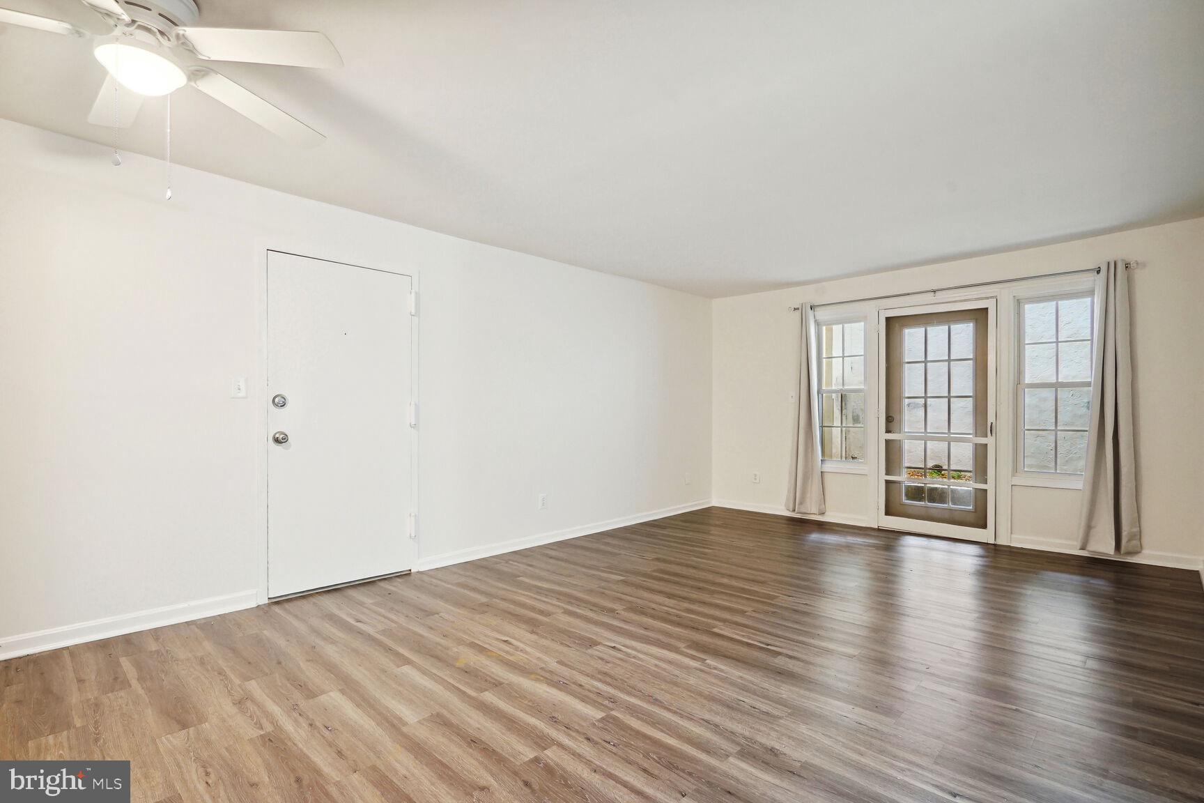 5900 J Prince George Drive, Unit 337 Springfield, VA 22152 - Photo 5 of 16 Living Room
