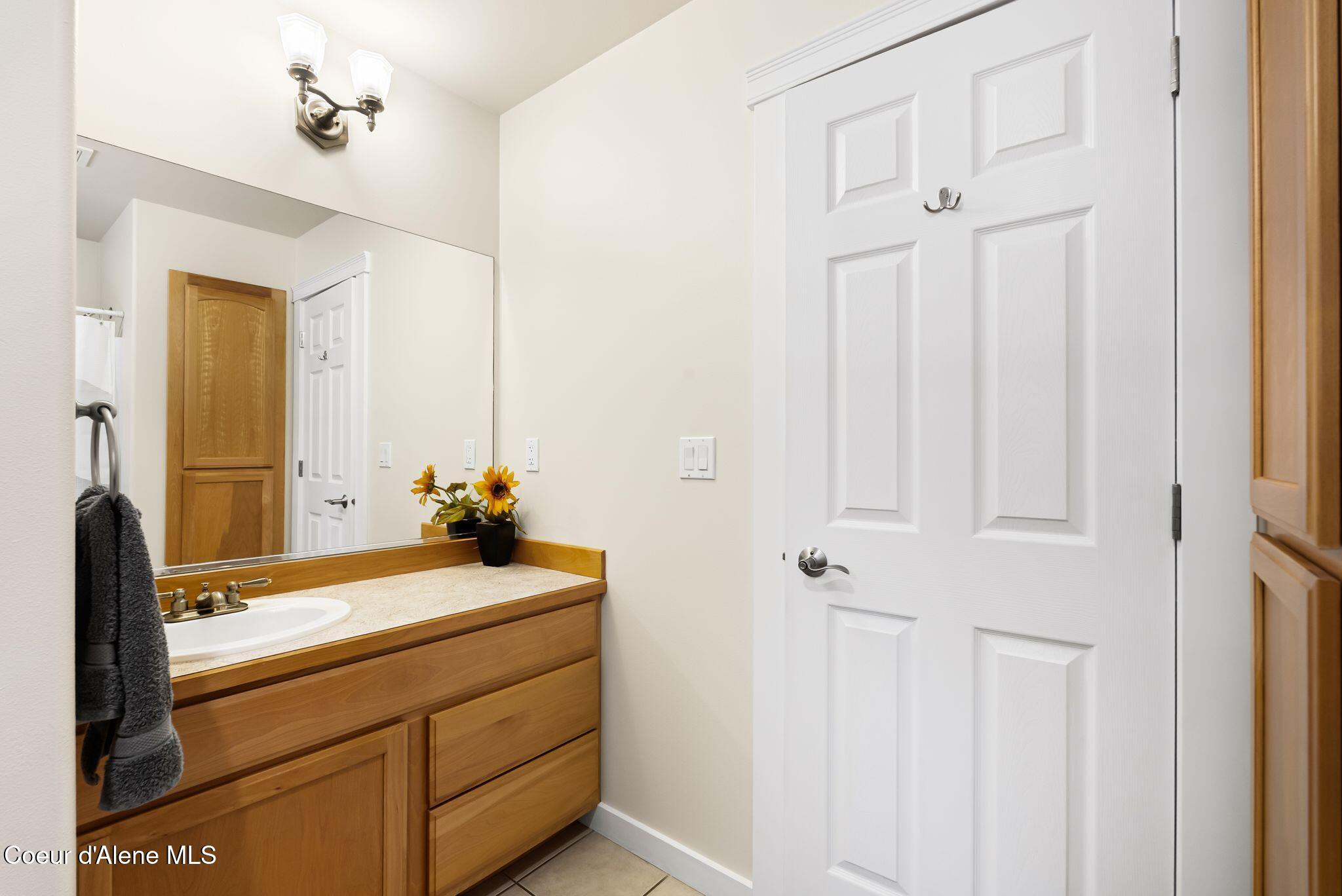 249 Indigo Sky Road Sandpoint, ID 83864 - Photo 40 of 71 Guest bathroom with linen closet
