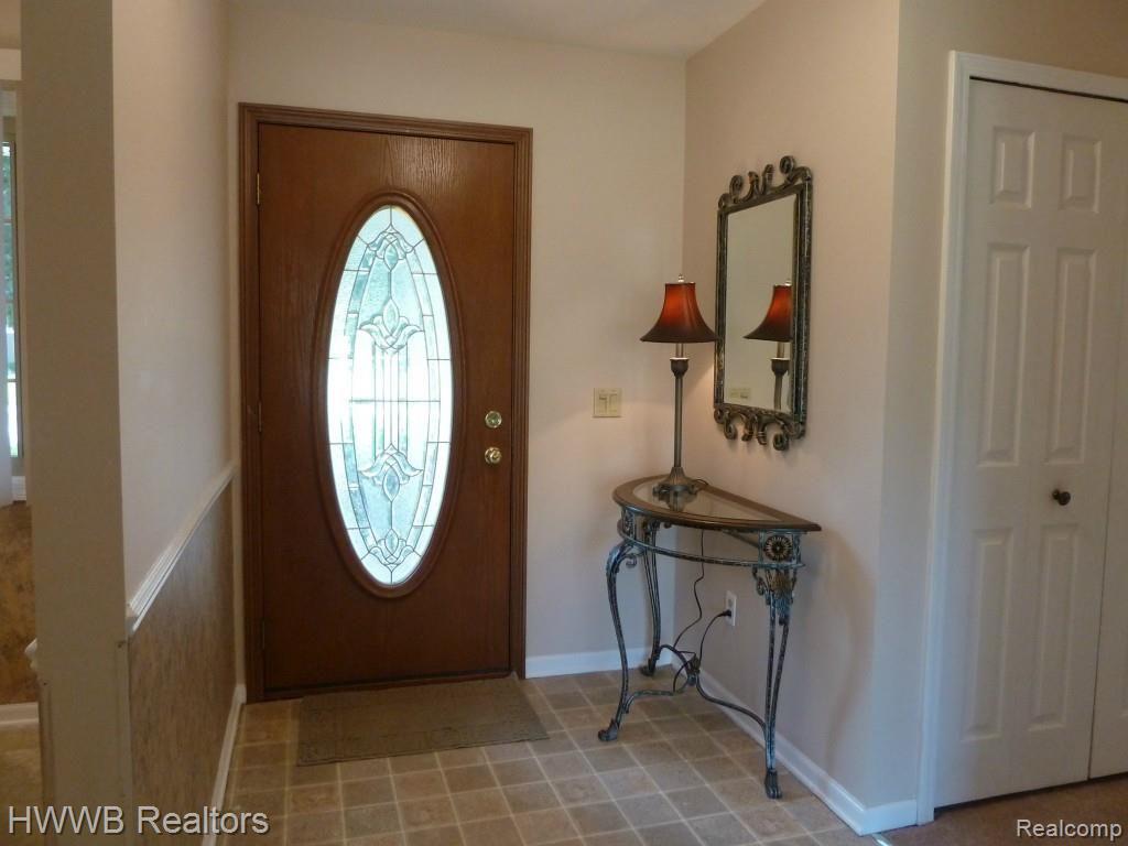 18700 Gill Road Livonia, MI 48152 - Photo 8 of 40 Entry