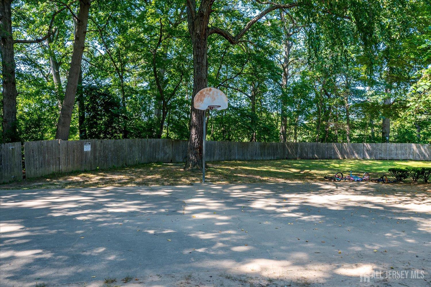 289 Main Street, Unit 4P Spotswood, NJ 08884 - Photo 21 of 22 a backyard of a house with lots of green space