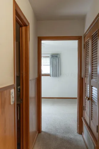 a view of entryway with chandelier fan