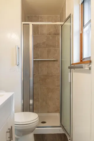 a view of a backyard with pathway