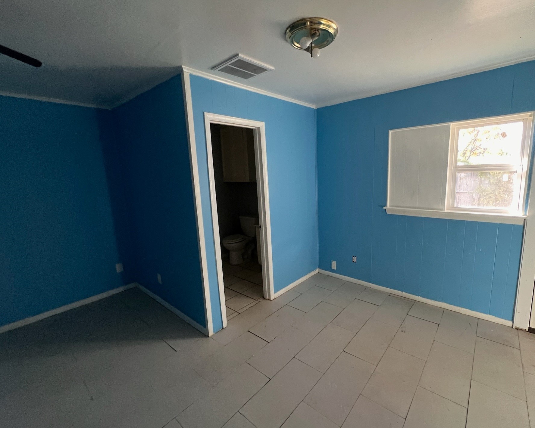 2146 Minnesota Street Houston, TX 77034 - Photo 6 of 22 an empty room with windows