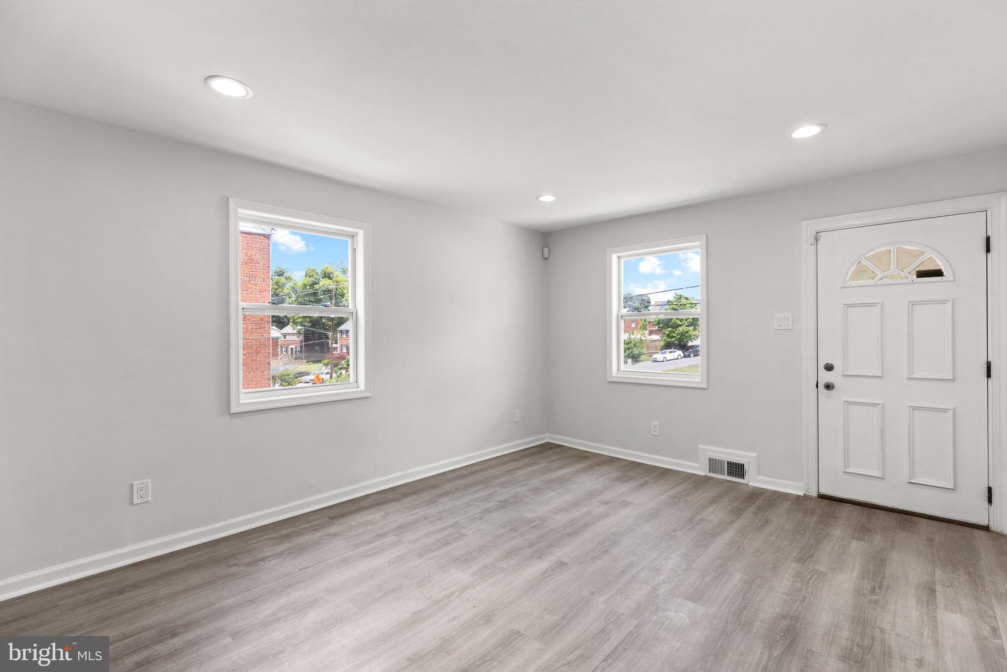 801 Chillum Road Hyattsville, MD 20783 - Photo 5 of 20 Living Room