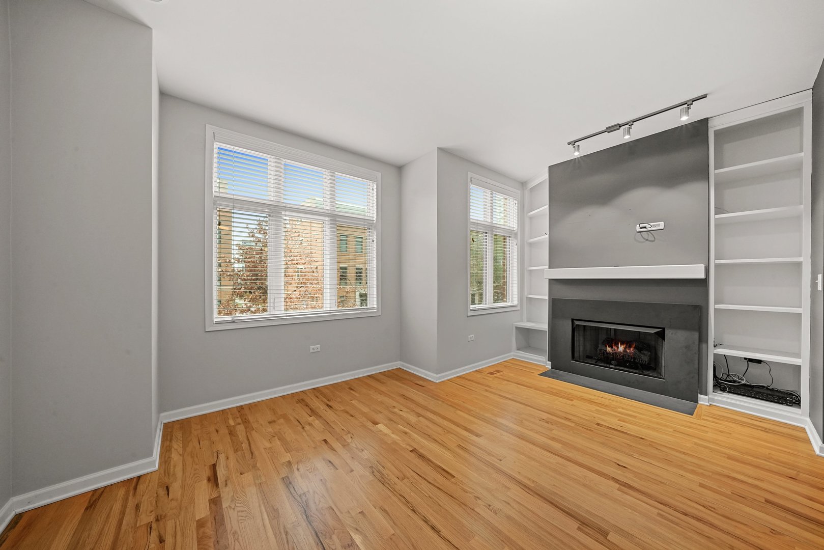 1703 South Prairie Avenue Chicago, IL 60616 - Photo 16 of 34 a view of empty room with wooden floor and fireplace