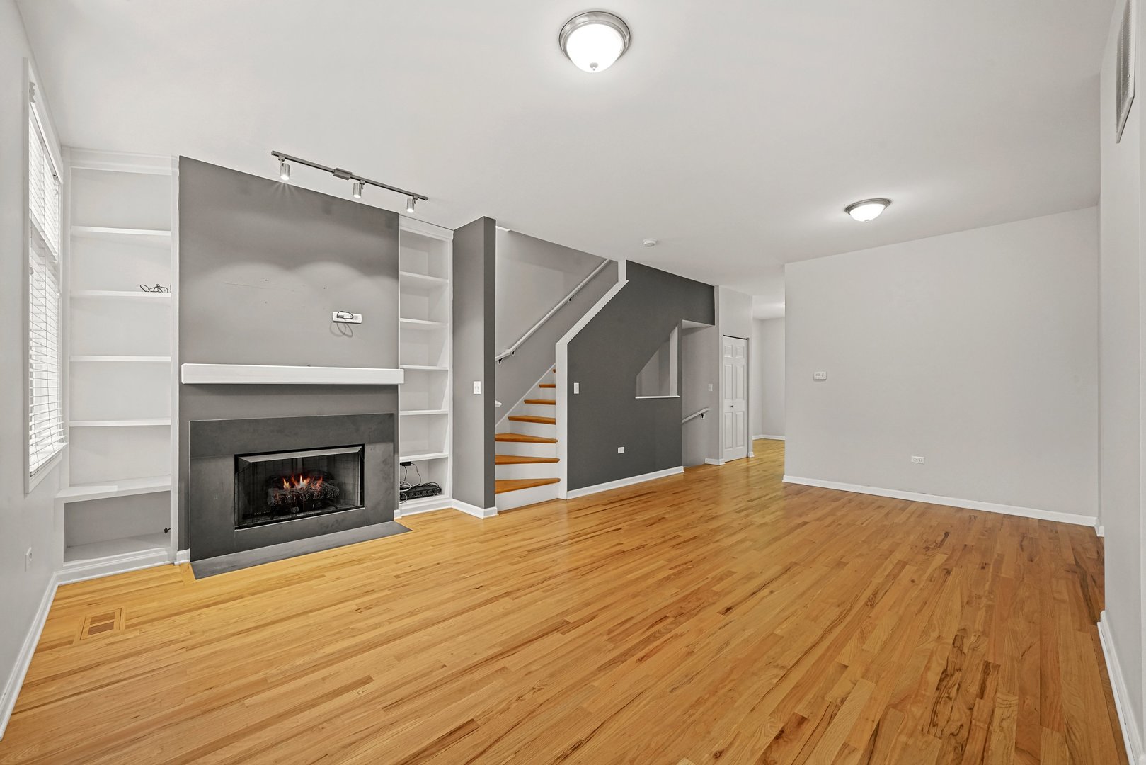 1703 South Prairie Avenue Chicago, IL 60616 - Photo 17 of 34 a view of empty room with wooden floor and fireplace