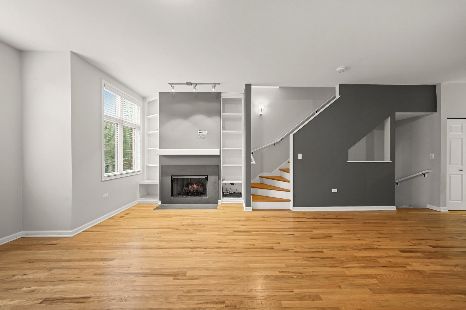 1703 South Prairie Avenue Chicago, IL 60616 - Photo 18 of 34 a view of a livingroom with a fireplace
