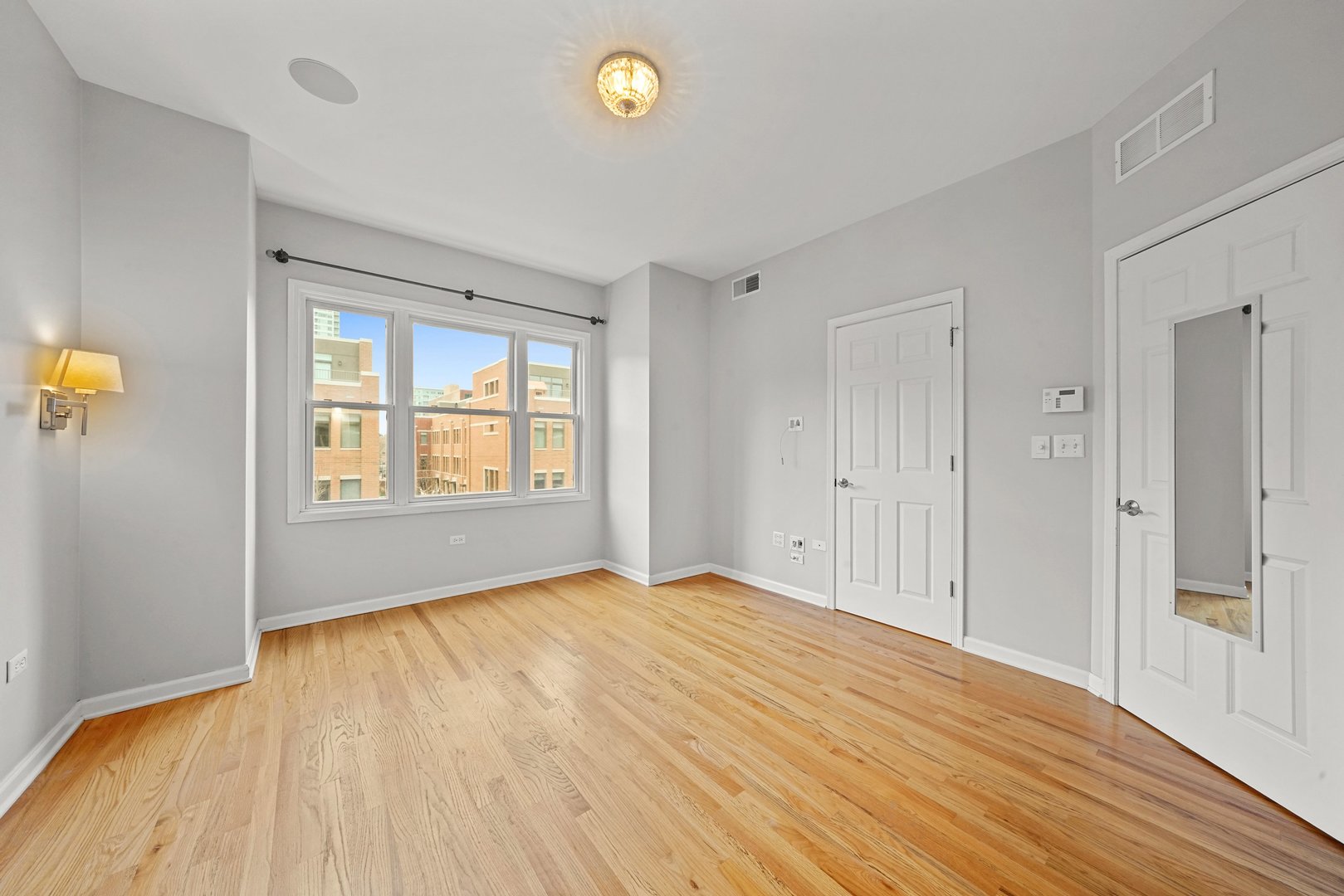 1703 South Prairie Avenue Chicago, IL 60616 - Photo 25 of 34 a view of an empty room and window