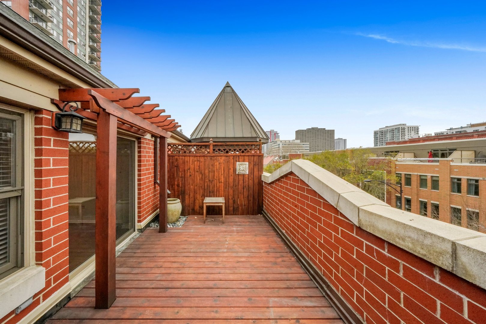 1703 South Prairie Avenue Chicago, IL 60616 - Photo 30 of 34 a balcony with view of the ocean