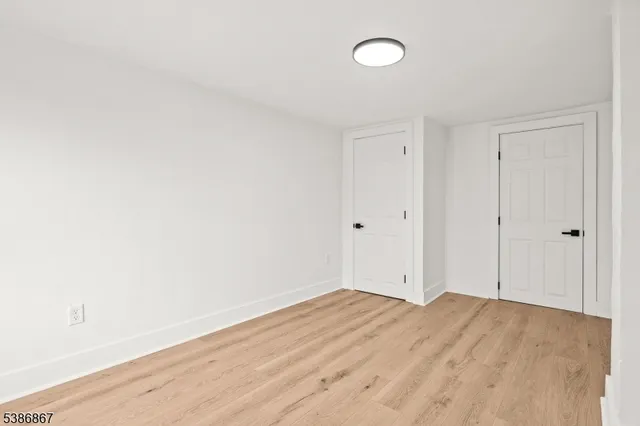 a view of a house with backyard and garden