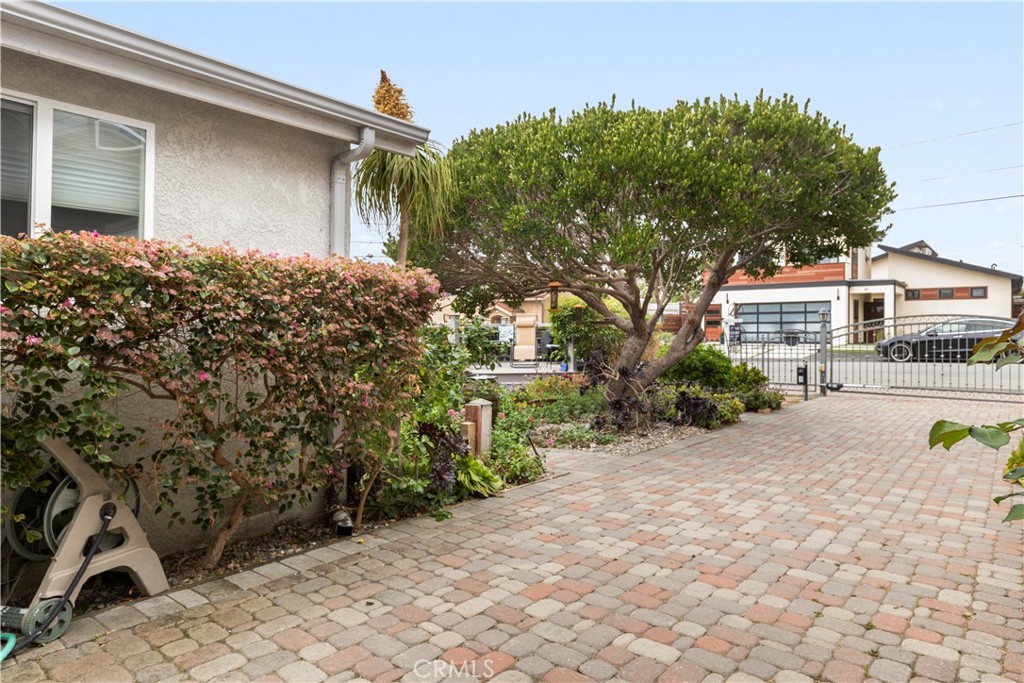 50 5th Street Cayucos, CA 93430 - Photo 9 of 47 a front view of a house with garden
