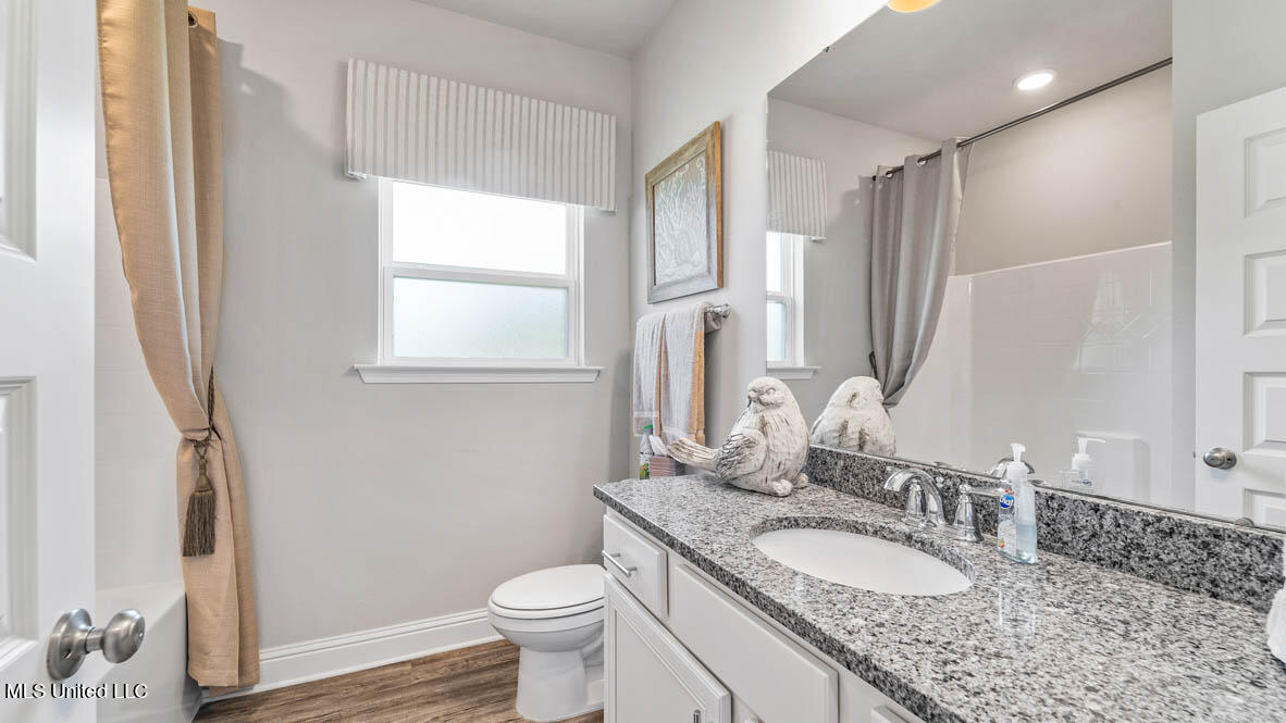 6628 Palm Pointe Drive Ocean Springs, MS 39564 - Photo 17 of 18 Guest Bathroom