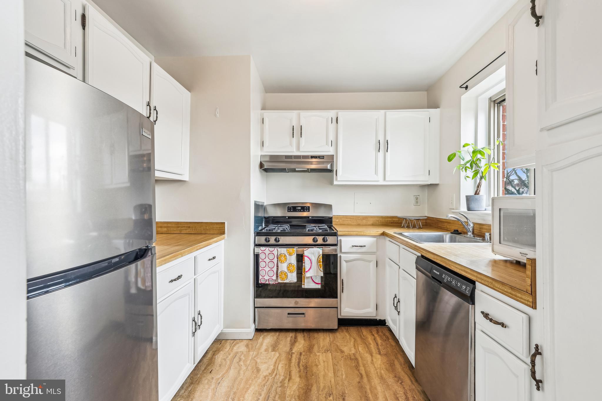 3900 Tunlaw Road Northwest, Unit 619 Washington, DC 20007 - Photo 9 of 41 Plenty of counter space in this bright kitchen