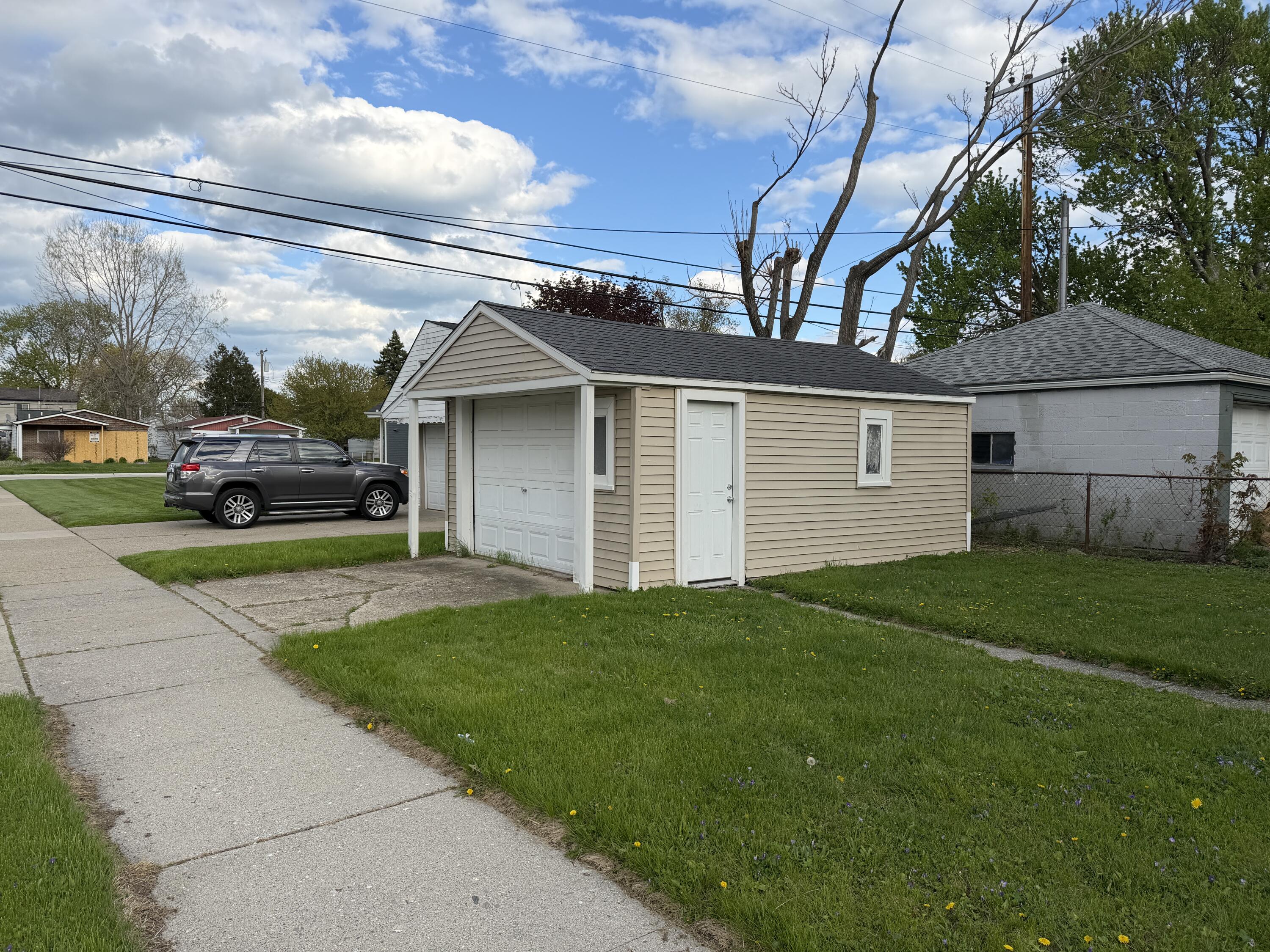 22864 Piper Avenue Eastpointe, MI 48021 - Photo 3 of 19 IMG_6501