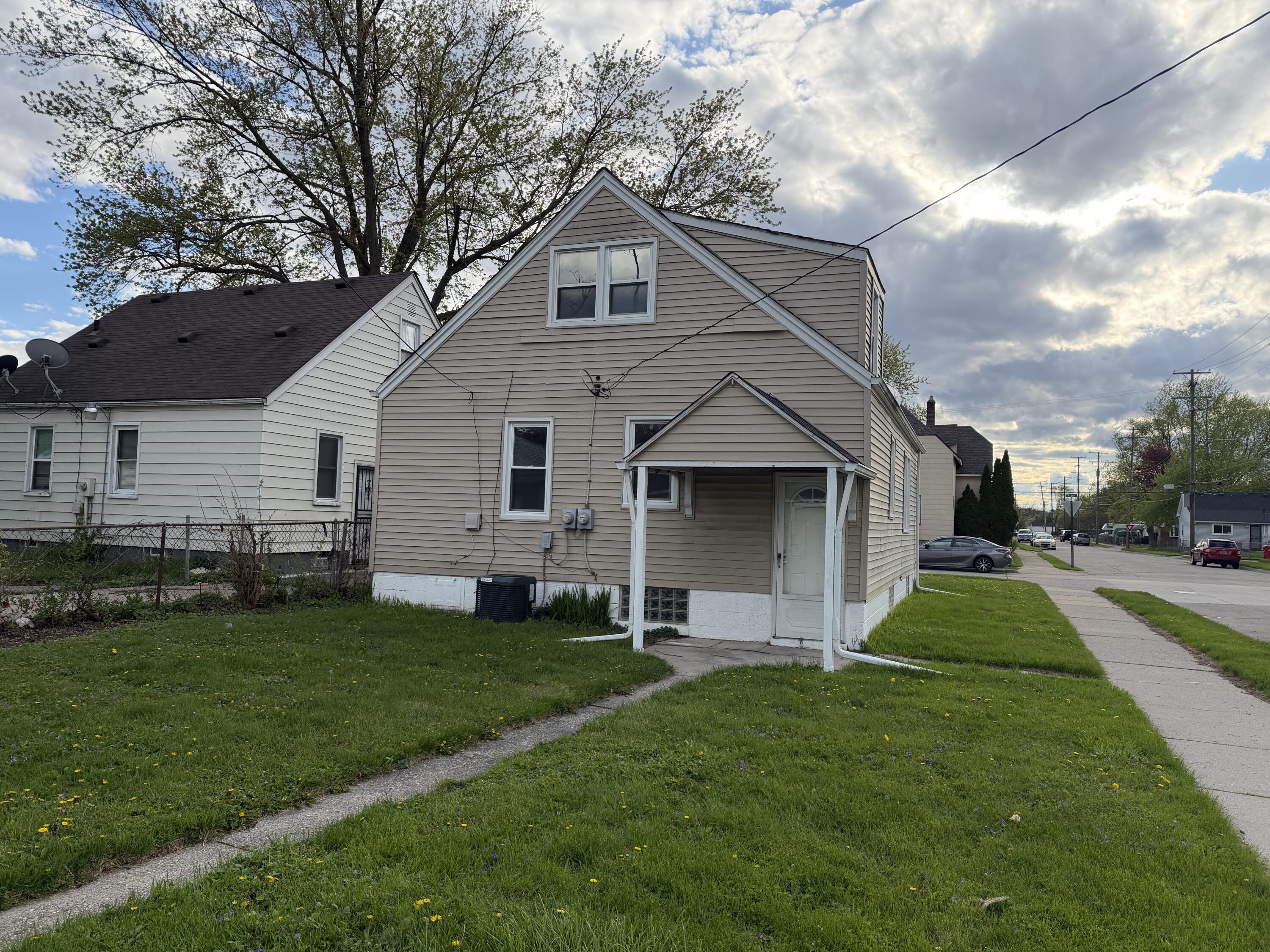 22864 Piper Avenue Eastpointe, MI 48021 - Photo 4 of 19 IMG_6502