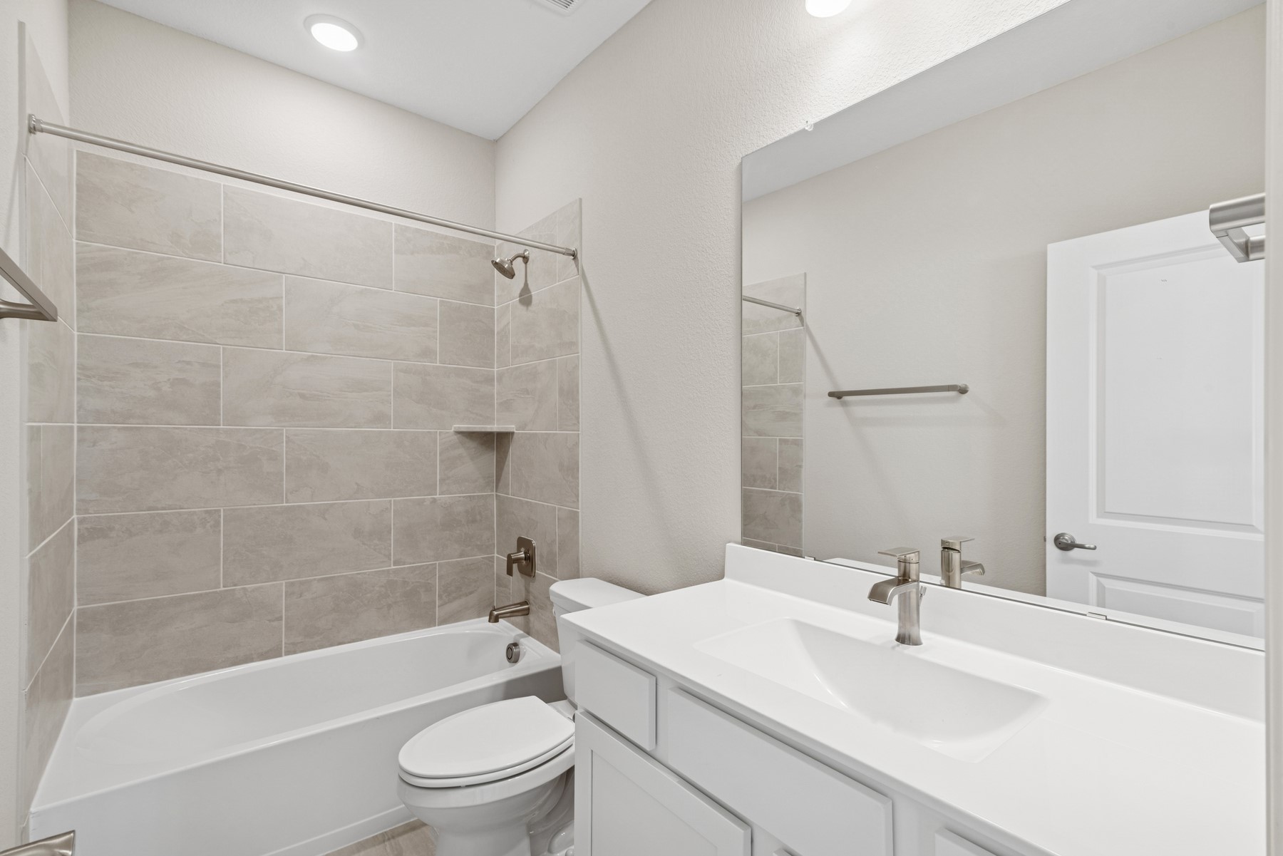 5515 Orangery Lane Manvel, TX 77578 - Photo 31 of 48 a bathroom with a sink a toilet and a bathtub