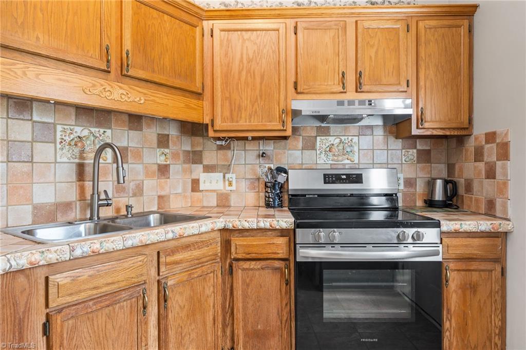 3922 Landover Drive High Point, NC 27265 - Photo 14 of 34