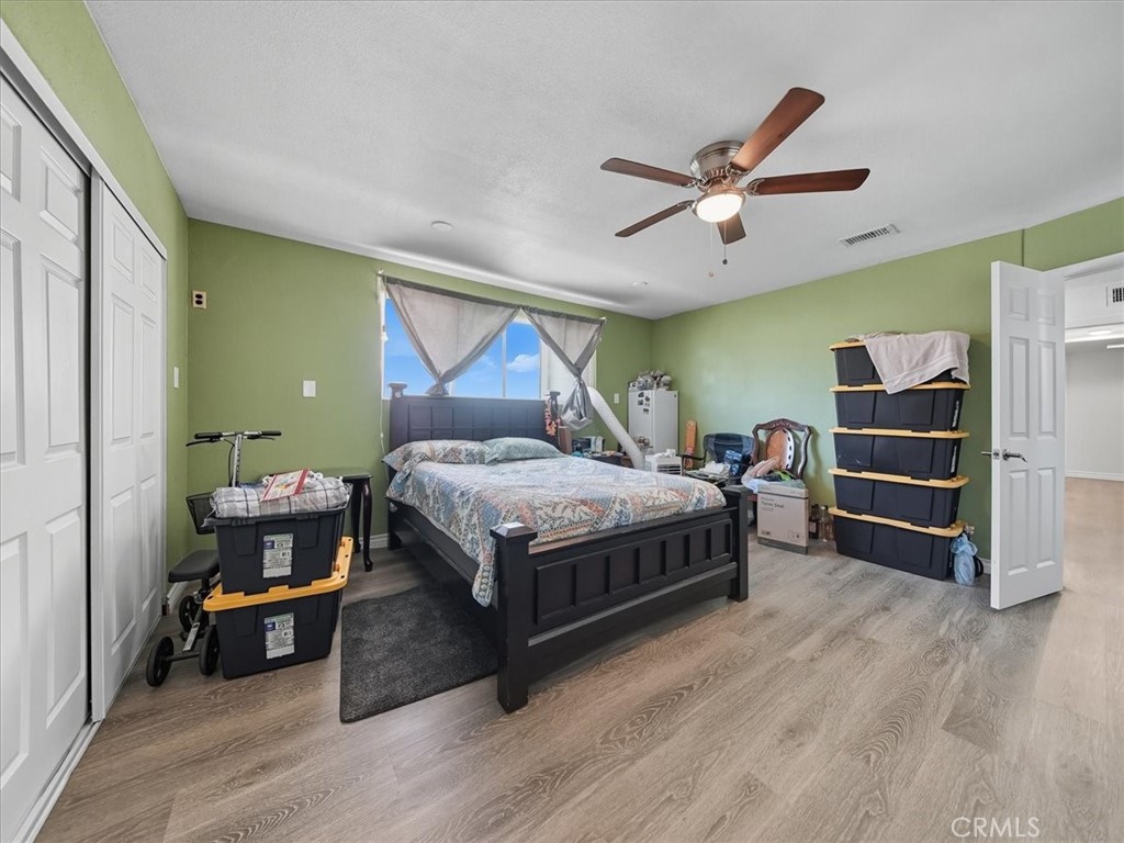 1407 Colonial Avenue Anaheim, CA 92802 - Photo 17 of 33 a bedroom with a bed and a chandelier