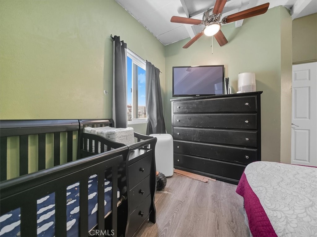 1407 Colonial Avenue Anaheim, CA 92802 - Photo 23 of 33 a bedroom with a bed and a mirror