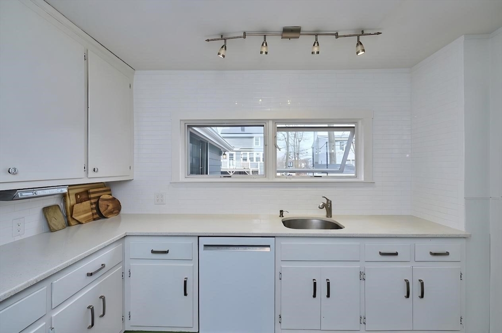 87 Bonad Road Chestnut Hill, MA 02467 - Photo 8 of 31