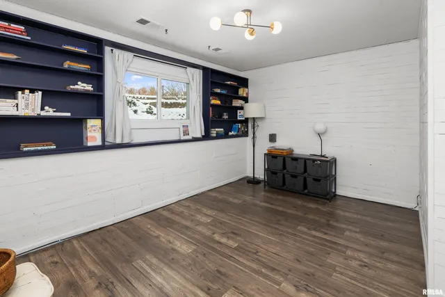 $285,000 | 8325 55th Street, Coal Valley, IL 61240