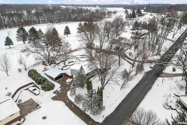 $285,000 | 8325 55th Street, Coal Valley, IL 61240