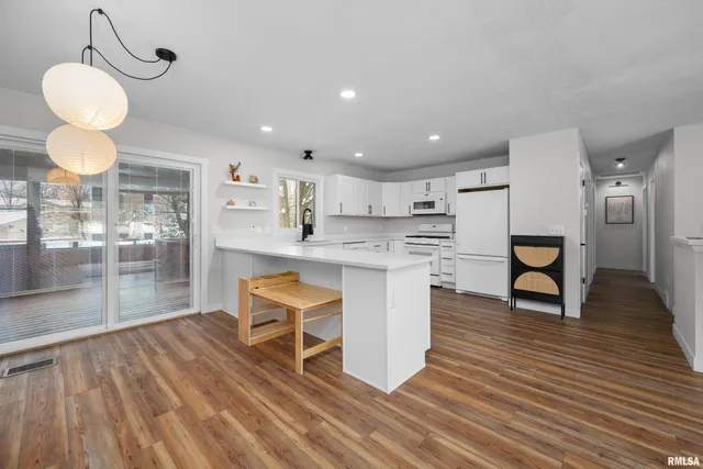 $285,000 | 8325 55th Street, Coal Valley, IL 61240