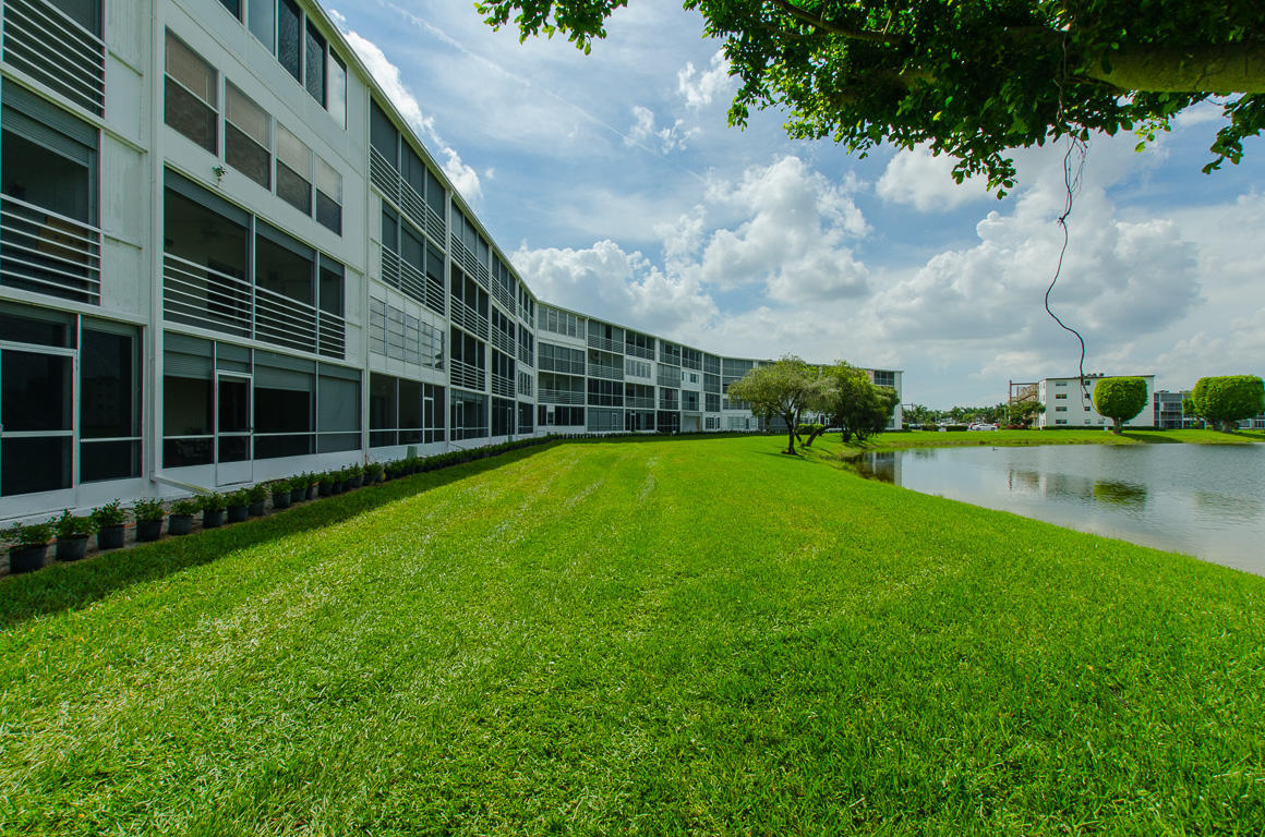 1063 Guildford East Boca Raton, FL 33434 - Photo 19 of 47 Exterior Back