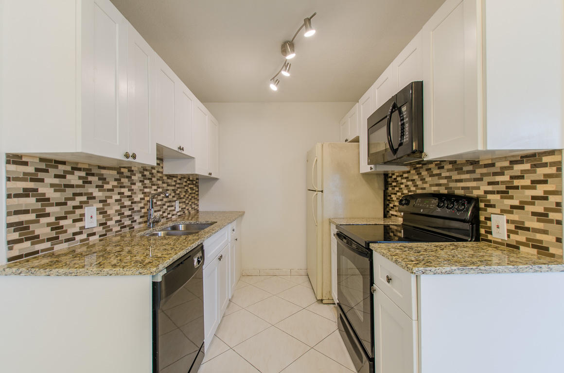 1063 Guildford East Boca Raton, FL 33434 - Photo 3 of 47 Kitchen