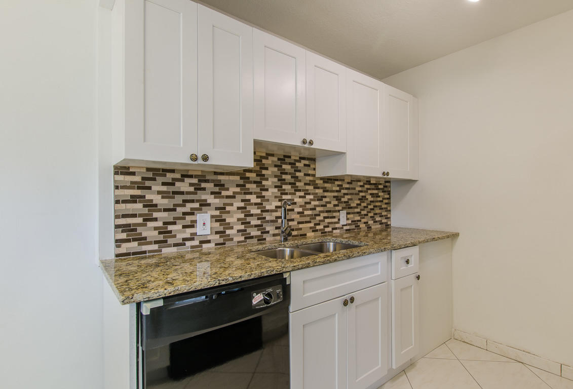 1063 Guildford East Boca Raton, FL 33434 - Photo 4 of 47 Kitchen