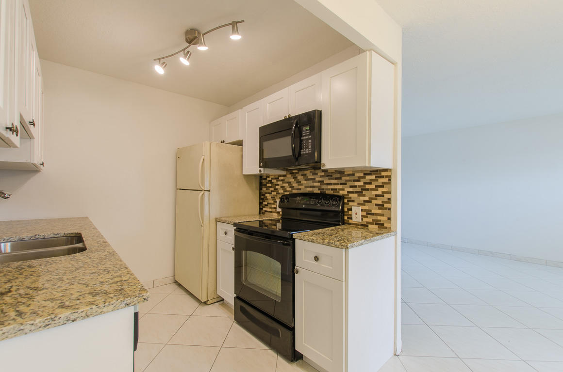 1063 Guildford East Boca Raton, FL 33434 - Photo 5 of 47 Kitchen