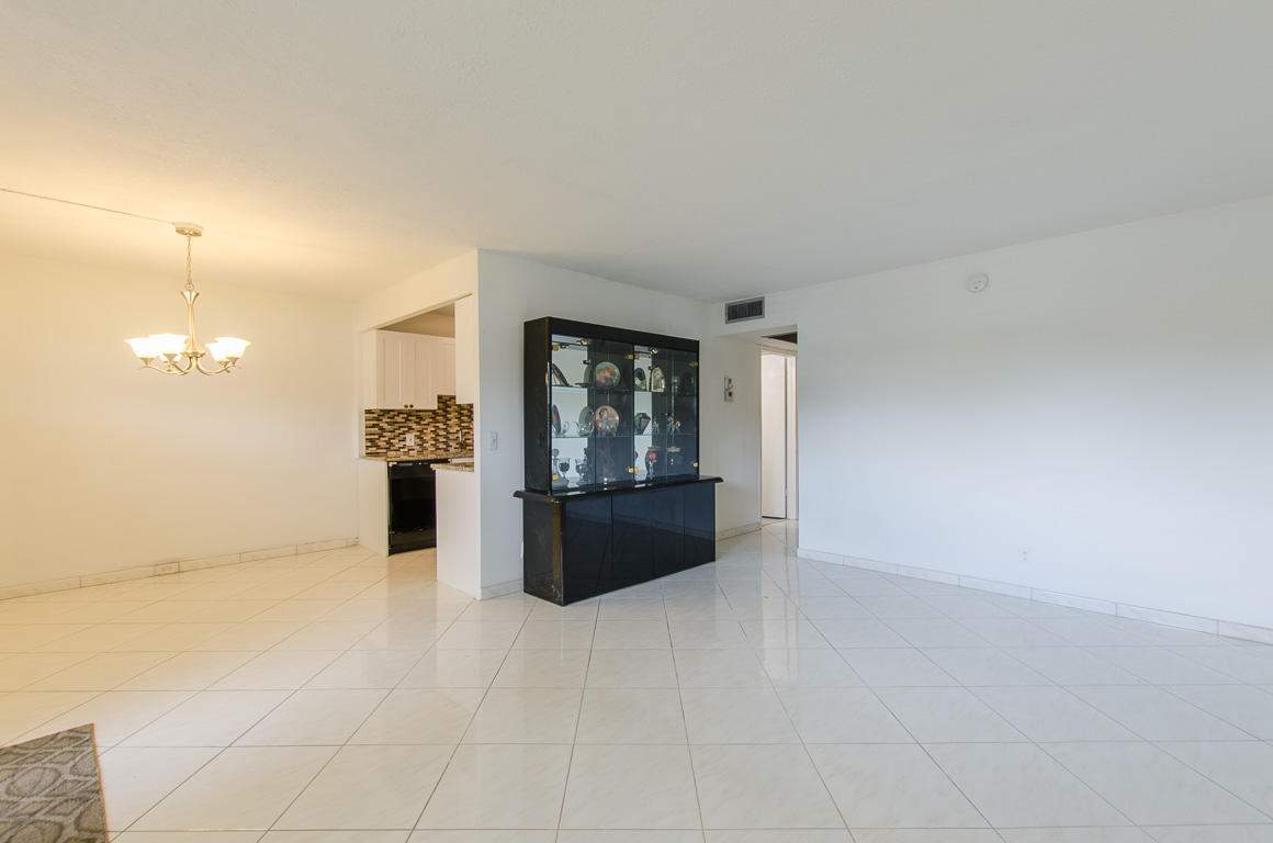 1063 Guildford East Boca Raton, FL 33434 - Photo 6 of 47 Living Room