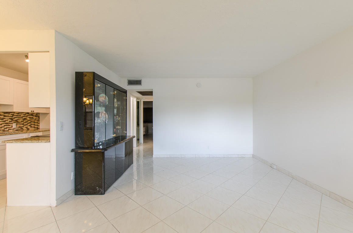 1063 Guildford East Boca Raton, FL 33434 - Photo 7 of 47 Living Room