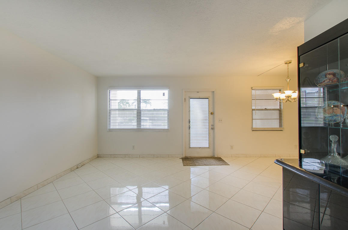 1063 Guildford East Boca Raton, FL 33434 - Photo 8 of 47 Living Room