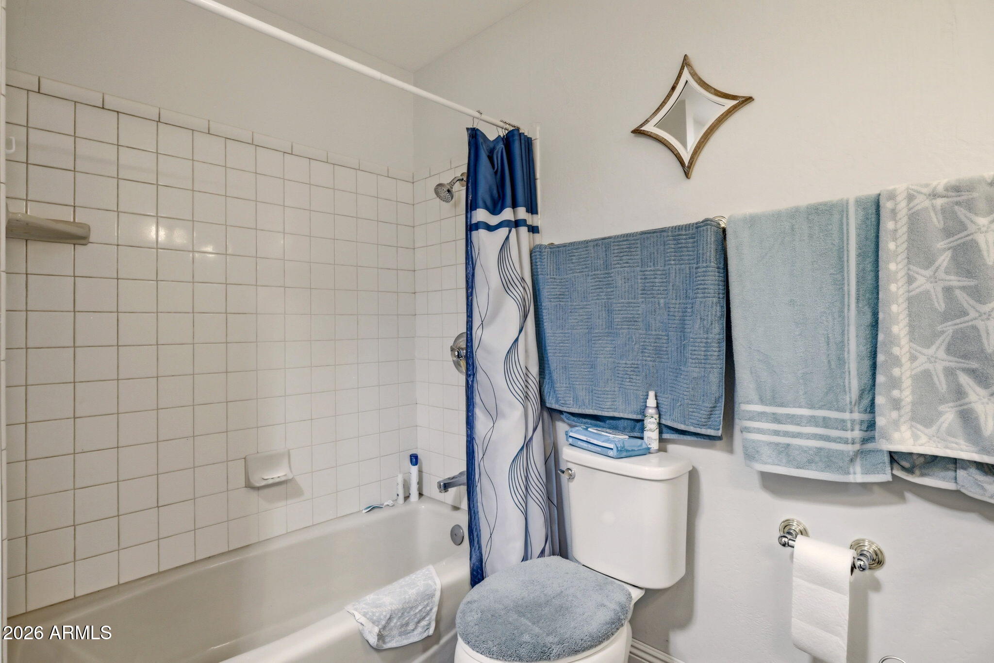 2746 Pineview Court Overgaard, AZ 85933 - Photo 19 of 30 a bathroom with a toilet and a tub