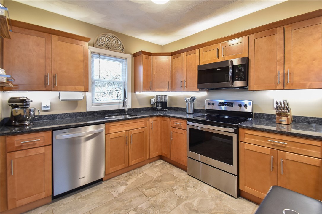 40 Arlee Street Warwick, RI 02889 - Photo 7 of 28 Kitchen