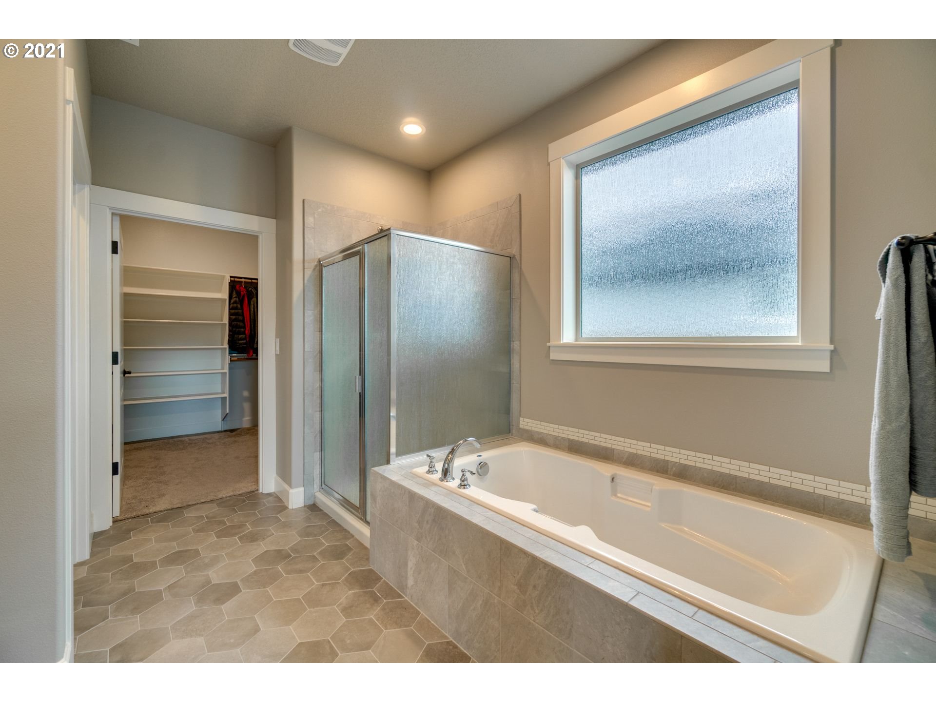 1695 South Nighthawk Road Ridgefield, WA 98642 - Photo 14 of 27 a bathroom with a bathtub and a sink