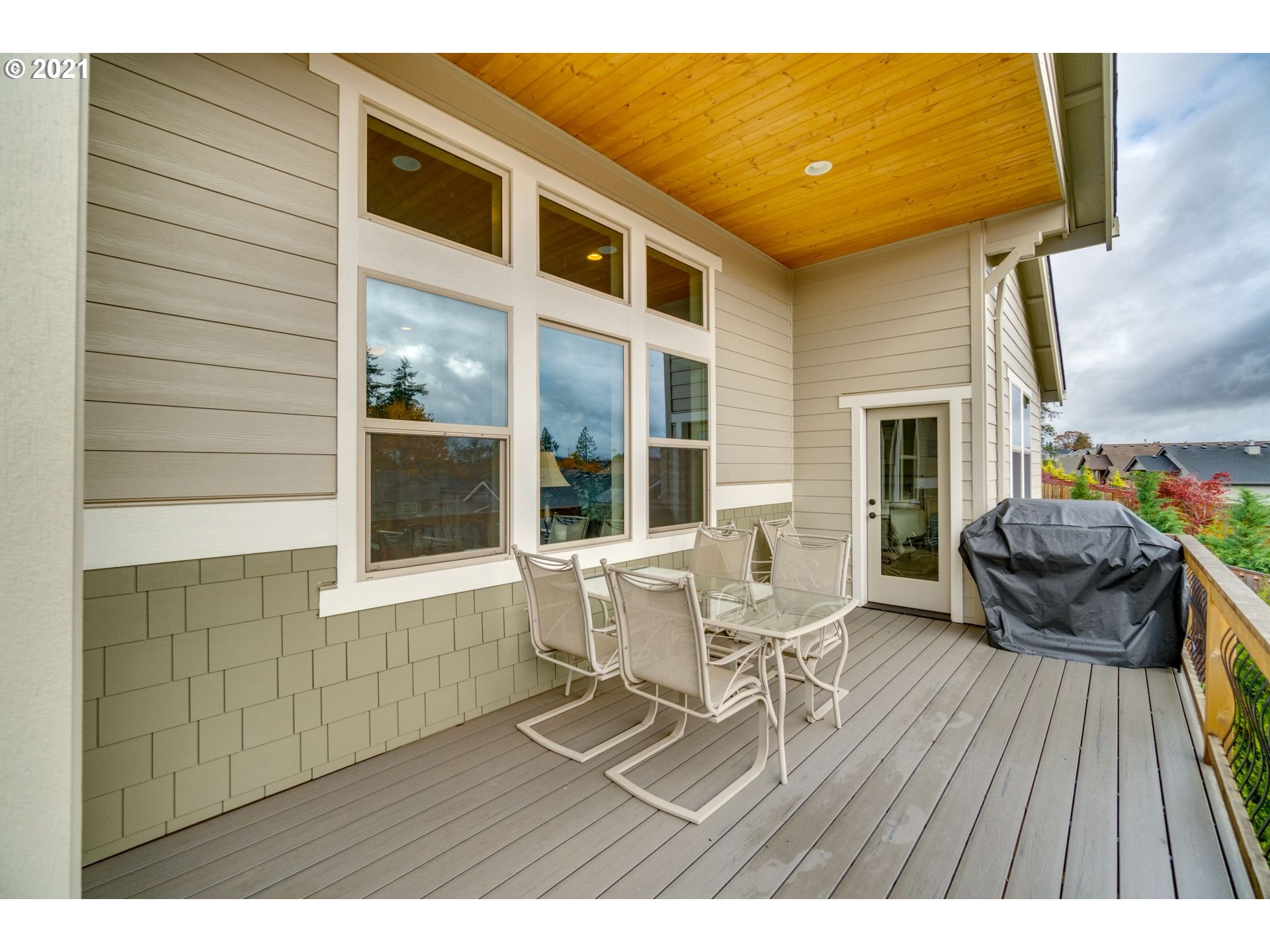 1695 South Nighthawk Road Ridgefield, WA 98642 - Photo 22 of 27 a balcony with table and chairs