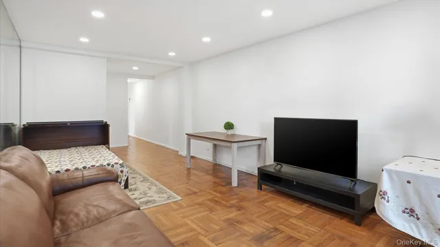 $498,000 | 46 Grace Avenue, Unit 1L, Great Neck, NY 11021