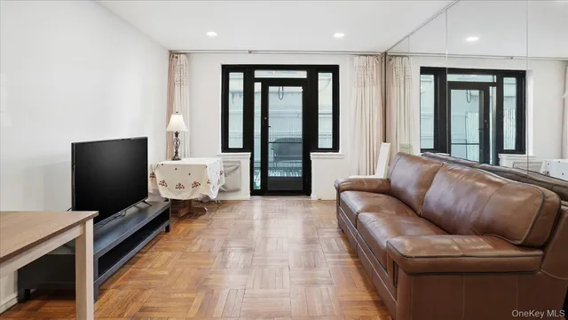 $498,000 | 46 Grace Avenue, Unit 1L, Great Neck, NY 11021