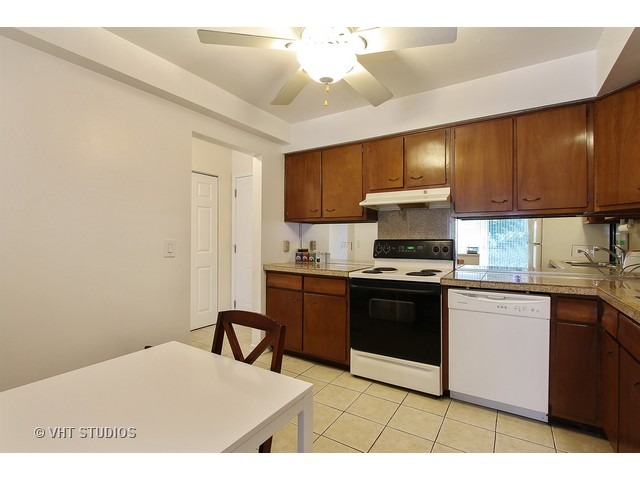 2206 South Goebbert Road, Unit 409 Arlington Heights, IL 60005 - Photo 4 of 17