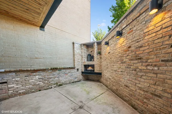 a view of entryway with outdoor area