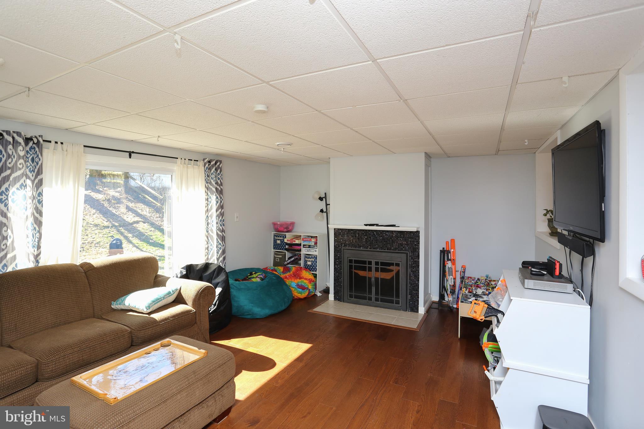 5911 Oakland Road Halethorpe, MD 21227 - Photo 11 of 38 Living room