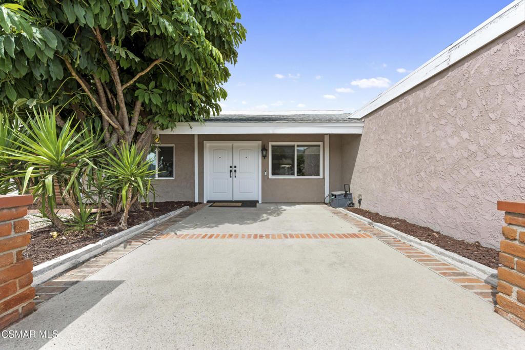 2125 Yosemite Avenue Simi Valley, CA 93063 - Photo 29 of 31 a front view of house with yard and trees around