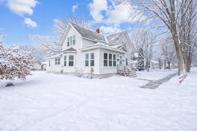 $187,400 | 1207 Desoto Avenue North, Glencoe, MN 55336