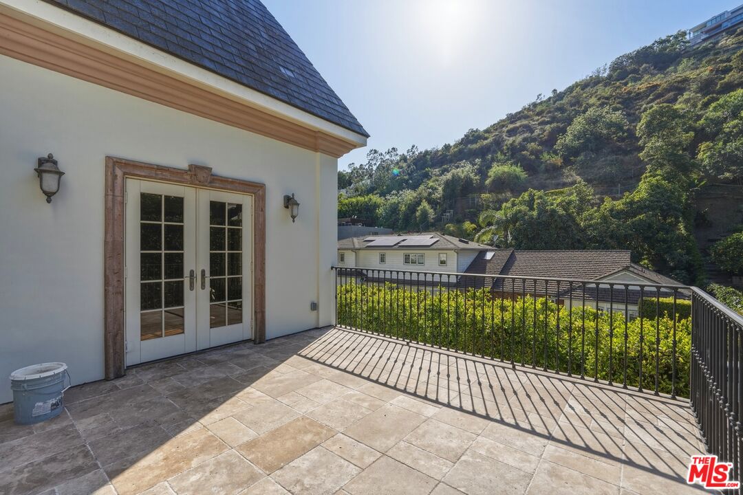 900 Chantilly Road Los Angeles, CA 90077 - Photo 34 of 46