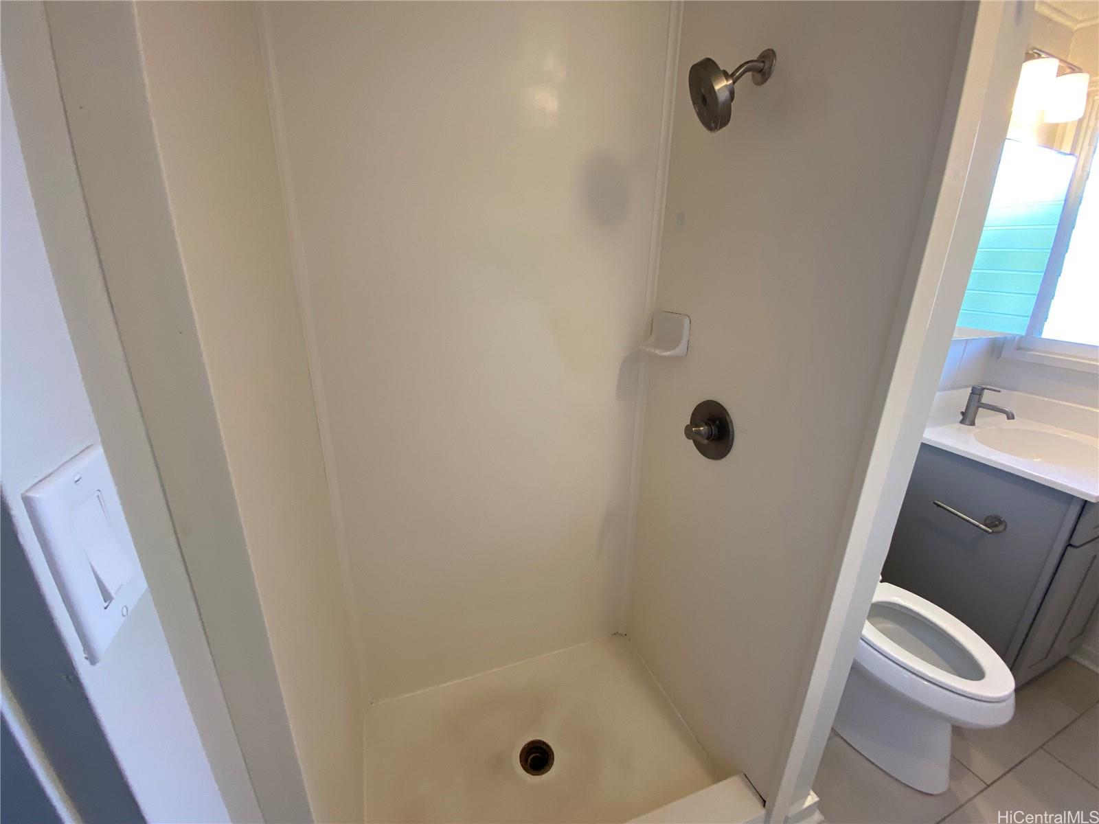 120 Kihapai Street, Unit 9 Kailua, HI 96734 - Photo 5 of 6 a bathroom with a bathtub
