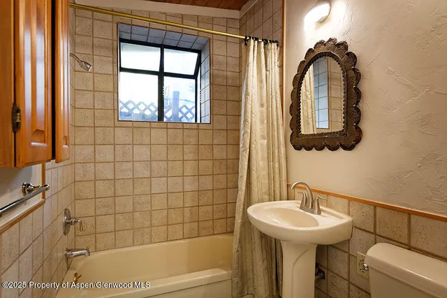 a view of an entryway with a livingroom