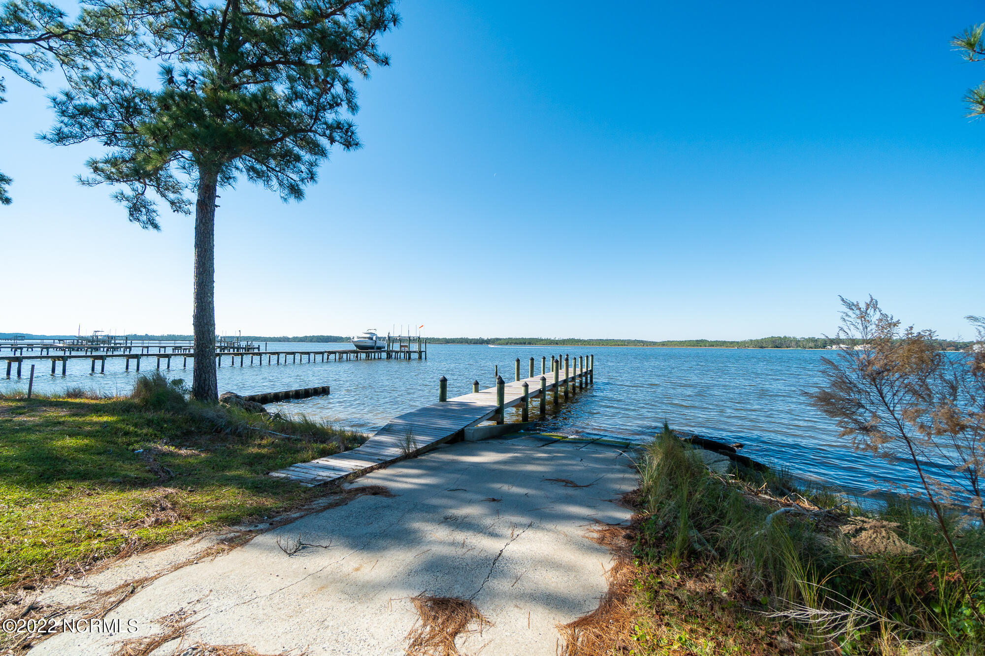125 Thurman Road Beaufort, NC 28516 - Photo 11 of 50 Neighborhood dock & ramp